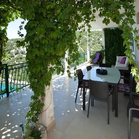 Apartment Wonderful Visinisce With Terrace And Sea Views