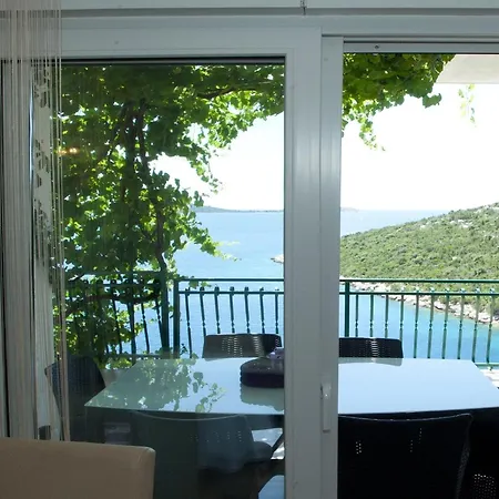 Apartment Wonderful Visinisce With Terrace And Sea Views Vinisce