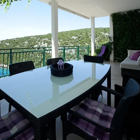 Wonderful Visinisce With Terrace And Sea Views *