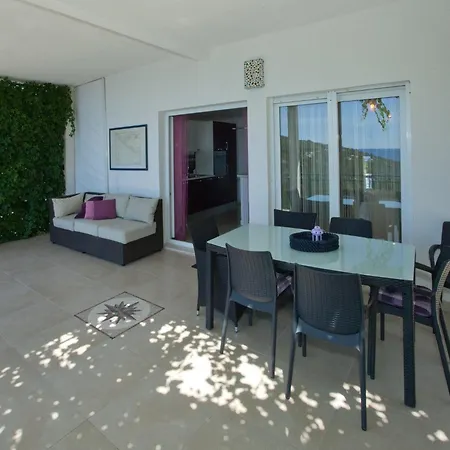 Apartment Wonderful Visinisce With Terrace And Sea Views Vinisce