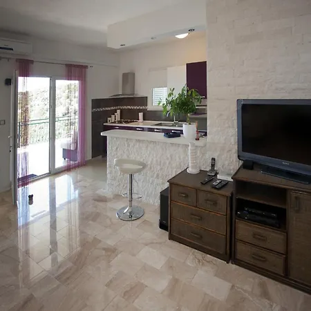 Wonderful Visinisce With Terrace And Sea Views